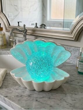 Glitter LED Clam Shell Lamp
SEE VIDEO 
Color changing. New
USB or batteries
